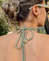 Collar corto con cordón de algodón color menta y flores de bronce.
