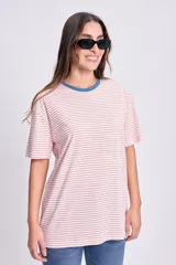 Remera de manga corta oversize con estampado de rayas horizontales color crudo y cuello redondo con ribete azul.