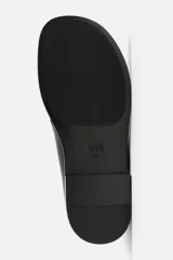 Zapato de vestir de cuero negro, tipo derby con cordones, punta redondeada y suela con ligero tacón.