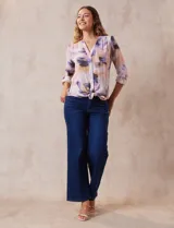 Blusa estampada con cuello a la base, escote en V y botones. Delantera con bolsillo aplicado. Largo de manga regulable con presilla y botón. Terminación anudada opcional.