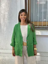 Blazer de mujer color verde vibrante, de corte relajado y manga larga remangada. Presenta solapas de muesca y cierre frontal con dos botones.