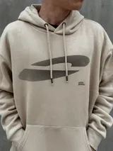 Canguro beige con capucha ajustable con cordones, bolsillo tipo canguro y estampado con diseño abstracto en negro.