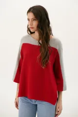 Sweater de punto color rojo con mangas y parte superior en gris.