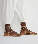 Pantalón aladín blanco de algodón con cintura ancha y puños elásticos.