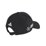 Gorra Adidas negra con logo de Mercedes Benz bordado en blanco en el frente y logo de Adidas bordado en blanco en la visera.
