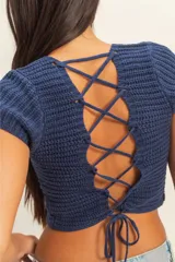 Crop top azul marino tejido a crochet con escote cuadrado y espalda descubierta con cierre de cordones.