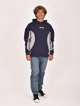 Buzo canguro negro con capucha, corte holgado y detalle de panel lateral en color verde oliva con ribete blanco. Presenta un estampado frontal con las letras "GTR".