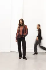 Sweater tejido con textura de trenzas y ochos, color marrón con detalles en gris.