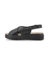 Sandalia negra de cuero con plataforma y tiras cruzadas.