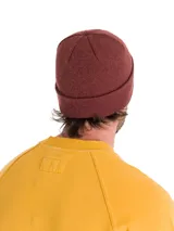 Gorro de lana amarillo con logo negro en el lateral.
