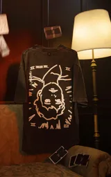 Remera negra de manga corta con cuello redondo y corte oversize. Estampa frontal con diseño inspirado en la carta de tarot El Colgado.