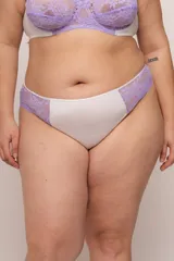 Bombacha de tiro alto color blanco con laterales de encaje color lila.