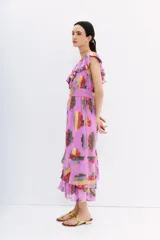 Vestido midi lila con estampado de flores multicolor con lurex, escote en V con volados, sin mangas, con lazo en la cintura y falda amplia con volados. Cierre invisible en la espalda.