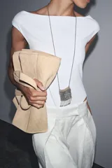 Body negro de poliamida con cuello barco, manga corta y cierre con broches a presión en la parte inferior.