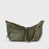 Bolso tipo bandolera de cuero color verde oliva, con textura suave y acabado desgastado. Presenta un diseño curvado y amplio, con correa ajustable sujeta con hebillas y pasadores de cuero de color más claro. El interior está forrado y cuenta con tres bolsillos.
