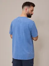 Remera celeste de algodón con cuello redondo y bolsillo en el pecho.