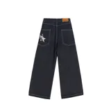 Pantalón de jean azul oscuro, corte ultra baggy, con costuras blancas a contraste y un rayo bordado en el bolsillo lateral.