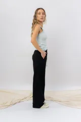 Pantalón jogger wide fit color amarillo pastel, confeccionado en algodón suave, con cintura elástica con cordón ajustable y bolsillos laterales funcionales.