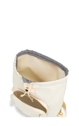 Mochila mini de poliéster color negro con logo JanSport en el frente, asa de mano y bolsillo frontal con cierre.