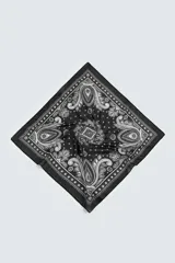 Pañuelo bandana azul con estampado paisley en blanco, confeccionado en algodón.