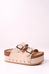 Sandalias beige con plataforma de corcho y doble tira con hebillas y tachas plateadas.