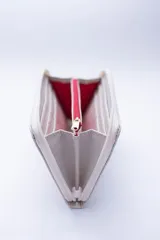 Billetera marrón con estampado de piel de serpiente, cierre perimetral, múltiples ranuras para tarjetas, documentos y billetes, y bolsillo interior con cierre para monedas.