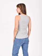 Musculosa negra ajustada al cuerpo, con cuello redondo y sisas anchas.