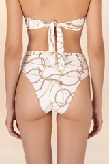 Calzón de bikini blanco con estampado de cadenas y cuerdas doradas y marrones. Diseño de talle alto con faja torneada al frente y costuras invisibles.