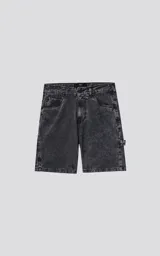 Bermuda de denim negro con efecto desgaste, calce oversize estilo carpintero y bolsillo lateral.