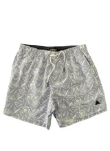 Short de baño estampado en tonos verde y beige, con cintura elástica ajustable con cordón, dos bolsillos laterales y uno trasero.