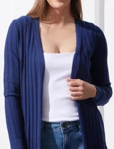 Cardigan azul en tejido acanalado con mangas largas.