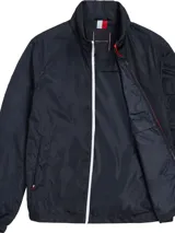 Campera de nailon reciclado color azul marino, con cierre de cremallera, cuello alto, bolsillos laterales y bolsillo en la manga. Se puede plegar para guardar fácilmente.