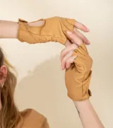 Guantes de conducir de cuero ovino italiano color verde, sin dedos y con cierre de botón a presión.