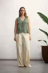 Chaleco negro con escote en V y abotonadura frontal.