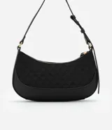 Bolso baguette pequeño color negro, con textura embossed y estampa triangular. Tiene asa mediana ajustable y cierre de cremallera.