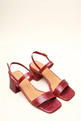 Sandalias marrones de cuero vacuno con textura tipo reptil, dos tiras y taco bloque de 4 cm.