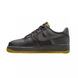 Championes Nike Air Force 1 07 LV8, color negro con detalles en marrón y suela amarilla.