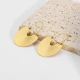 Aros colgantes dorados con forma de abanico y diseño acanalado.