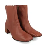 Botas de cuero color marrón con caña media, punta cuadrada y tacón geométrico.