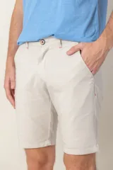 Bermuda color beige confeccionada en algodón y tencel.