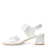 Sandalias negras con textura símil piel de serpiente, taco cuadrado y tira ancha sobre los dedos.