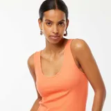Musculosa de punto acanalado color salmón, con escote redondo.