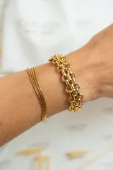 Pulsera dorada de acero quirúrgico con eslabones dobles entrelazados y cierre ajustable.