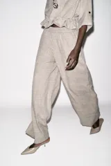 Pantalón de tiro alto color gris jaspeado, con cintura elástica y pernera ancha.