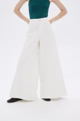 Pantalón blanco de algodón, corte ancho y tiro alto.