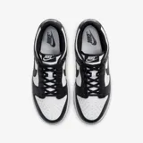 Zapatillas Nike Dunk Low Retro, color blanco y negro, con el logo de Nike en negro en los laterales.