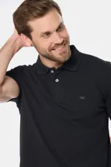 Remera polo de piqué lisa color rojo, con cuello en rib y botones personalizados.