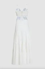 Vestido largo blanco de popelina con forro, busto en forma de mariposa con bordado y richillieu, falda de tres capas fruncidas, corte en la cintura, tirantes finos ajustables, elástico, cremallera metálica y cremallera invisible en la espalda.