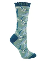 Calcetines largos de color verde azulado con estampado de ballenas en tonos azul y blanco. El talón y la puntera son de color azul oscuro. El borde superior es acanalado y tiene el logo de la marca.