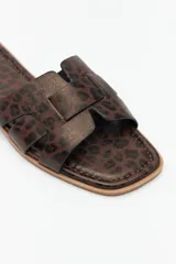 Sandalias bajas color marrón con capellada entrelazada.